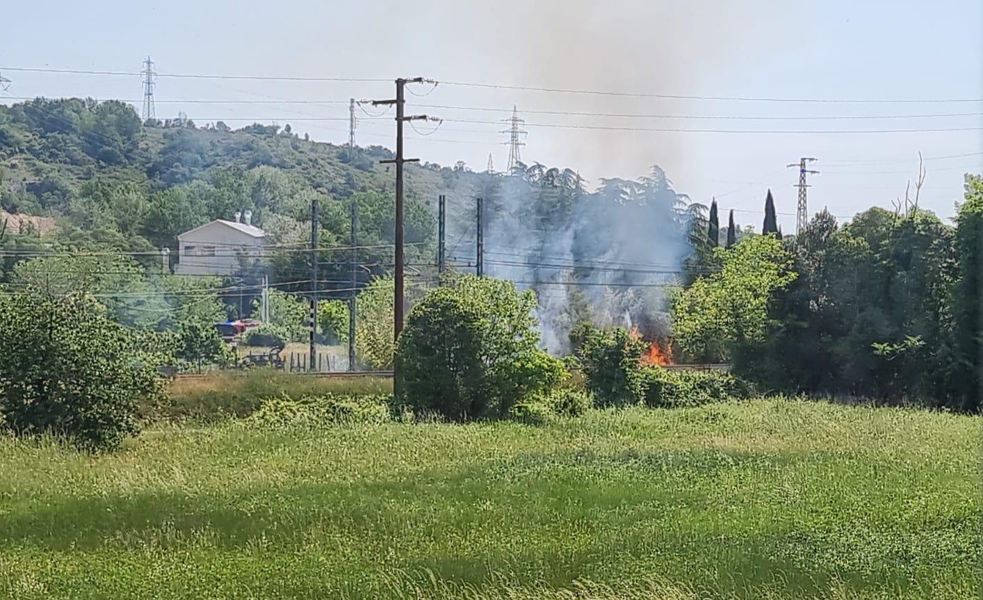 Immagine per Incendio sui binari della ferrovia a Redipuglia, treni bloccati